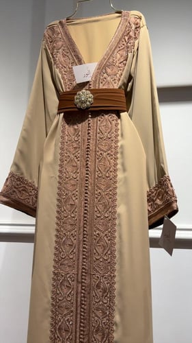 قفطان شك وتطريز بيج