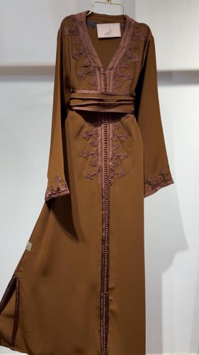 قفطان تطريز ناعم بني