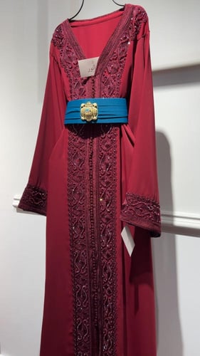 قفطان شك وتطريز عنابي