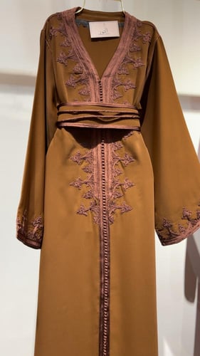 قفطان تطريز ناعم بني