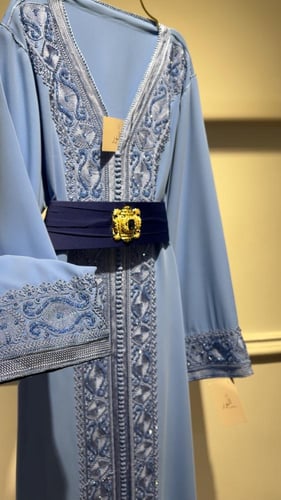 قفطان شك وتطريز سماوي