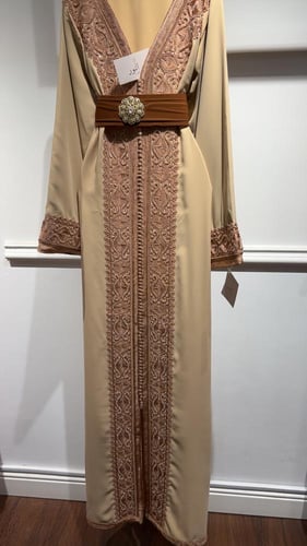 قفطان شك وتطريز بيج