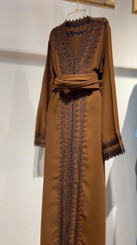قفطان ناعم بني
