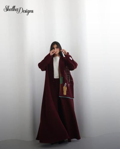 عباية البلد باللون العنابي