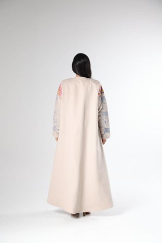 عباية بين حضارتين