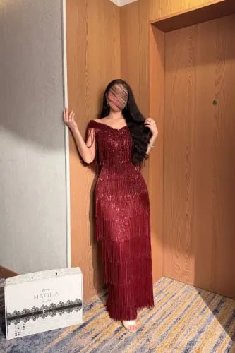 فستان سهرة ماسك برغندي مصنوع من باربي بهدب