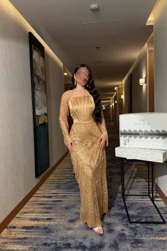فستان سهرة ذهبي مع جاكيت بأكمام منفصل