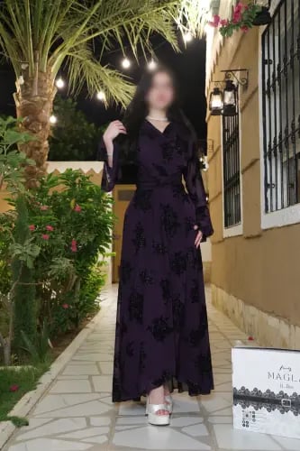 فستان ليلكي ناعم بطباعة ورود لامع