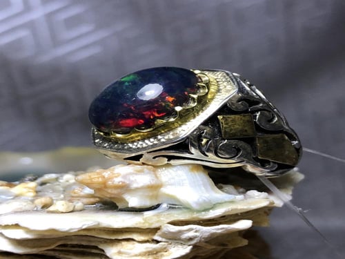 خاتم فضه بحجر الاوبال الاثيوبي مرصع بالالماس فل في...