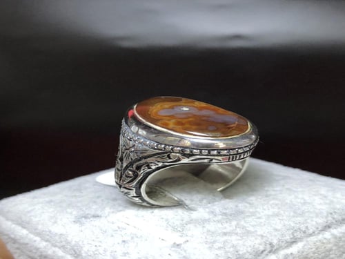 خاتم فضه بحجر العقيق اليماني الكرزي المزعفر صياغة...
