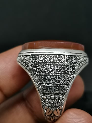 خاتم الفضة بحجر عقيق يماني رماني بصياغة نقرة ساز م...