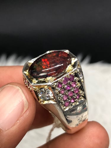 خاتم فضه بحجر الاوبال الاثيوبي مرصع ياقوت وموزنايت