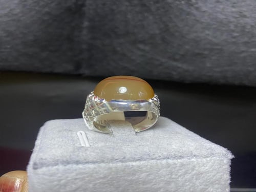 خاتم فضه بحجر العقيق اليماني الزيتيّ المزعفر