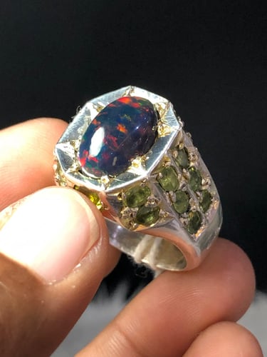 خاتم فضه بحجر الاوبال الاثيوبي مرصع زبرجد يوجد فص...