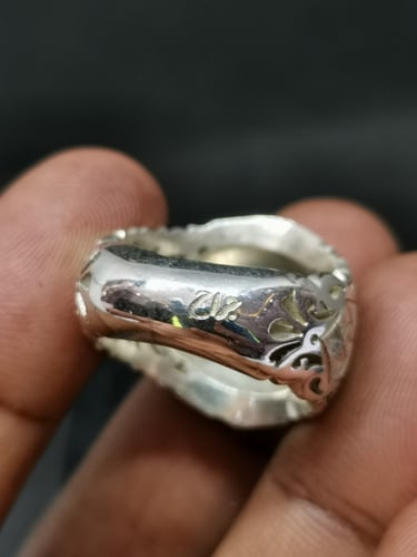 خاتم الفضة بحجر الاوبال الطبيعي بصياغة جراح ومرصع...