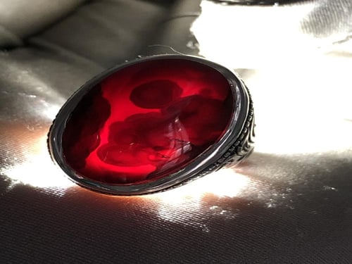 خاتم فضه بحجر العقيق اليماني الكرزي المزعفر المصور...