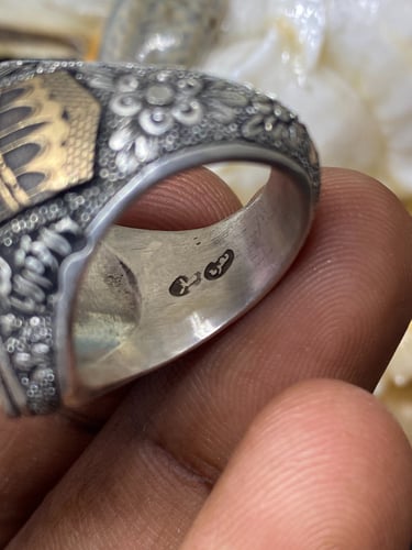 خاتم الفضة بحجر عقيق يماني بنفسج بصياغة نقرة ساز ص...