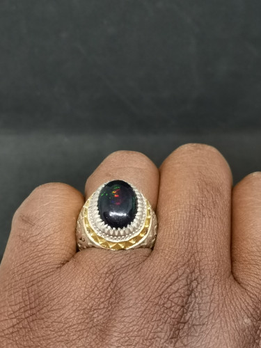 خاتم الفضة بحجر الاوبال الطبيعي بصياغة جراح ومرصع...