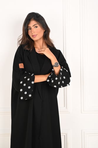 عبايه كريب قصة بليزر بتطريز فالاكمام