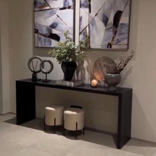 طاولة كونسول خشبي مودرن - لون أسود فاخر