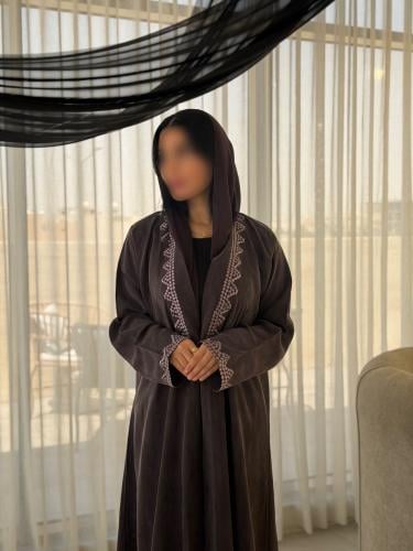 عباية حرير مغسول فاخرة مع طرحة بنفس اللون