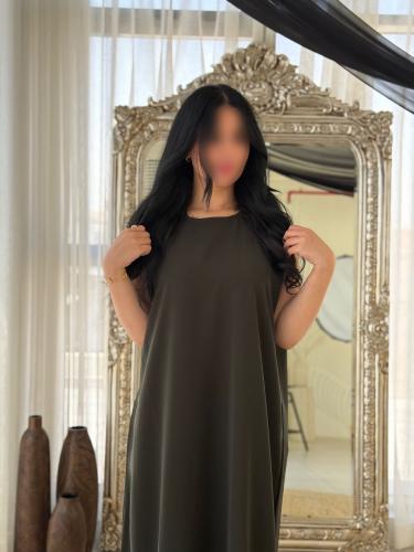 فستان زيتي سادة من قماش كريب خفيف