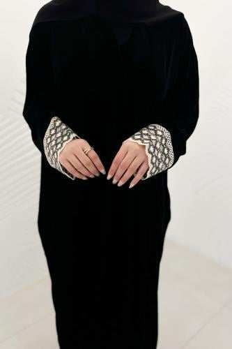 عباية مخمل ساده الاكمام كروشية
