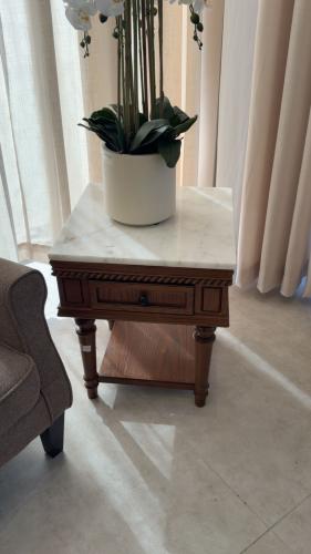 طاولة جانبيه