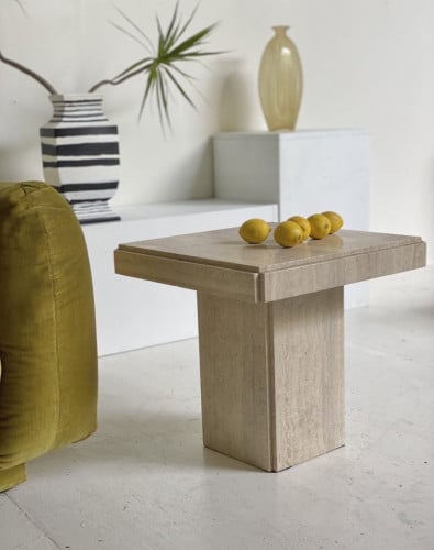 طاولة جانبية