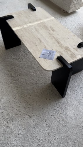 طاولة رخام بقواعد خشب اسود