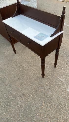 ركن أنيق خشب وسطح رخام طبيعي