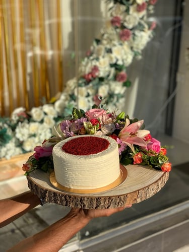 باقه ورد على جذع خشبي مع كيكه