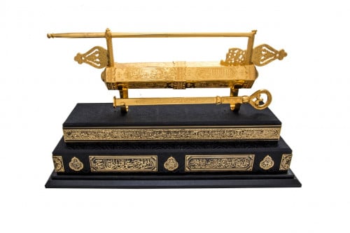 نسخة طبق الأصل من مفتاح وقفل الكعبة الشريفة في عهد...