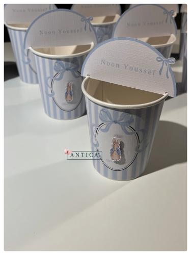 كوب ورقي مع كرت