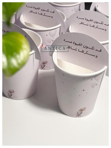 كوب ورقي مع كرت