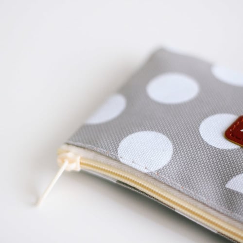 مقلمة أقلام لون رمادي أبيض