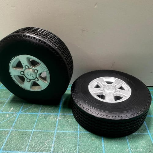 عدد 4 كفرات مجسم لاند كروزر حجم 1:18 من مادة الرزن