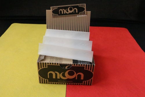 كرتون ورق مون ذهبي كبير