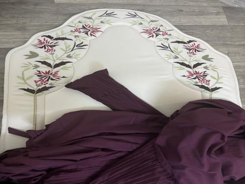 الطقم الملكي التوفيري جاهز للشحن مطرز لون سكري