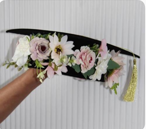 Graduation cap decorated with flowers