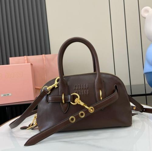 حقيبة ميو ميو المميزة