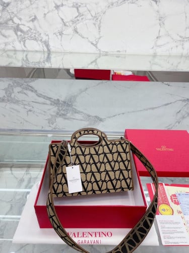 حقيبة فالنتينو