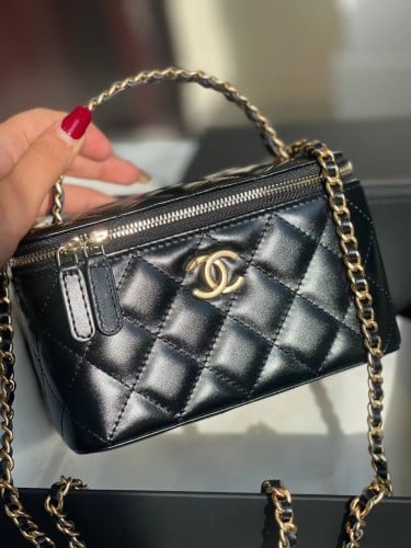 شنطة مكياج شانيل