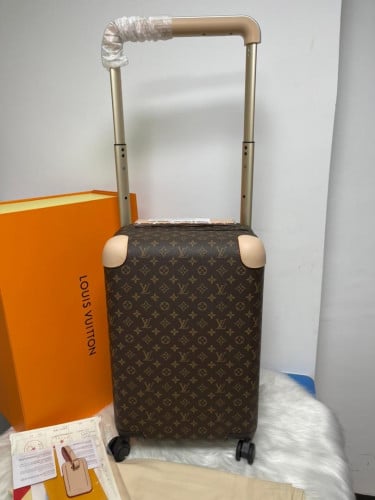 شنطة سفر Louis Vuitton