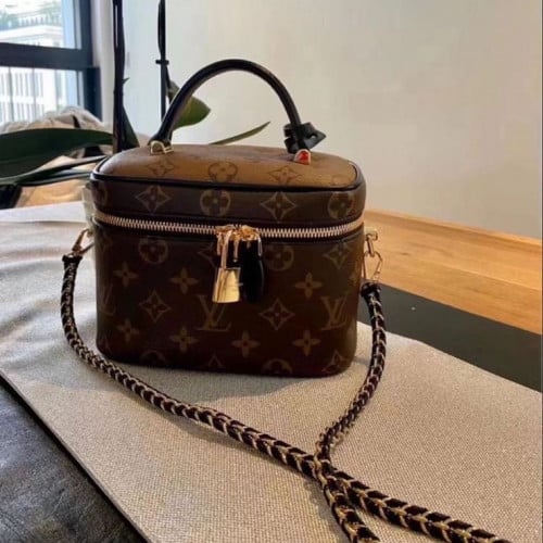 شنطة مكياج وعطور لويس فيتون