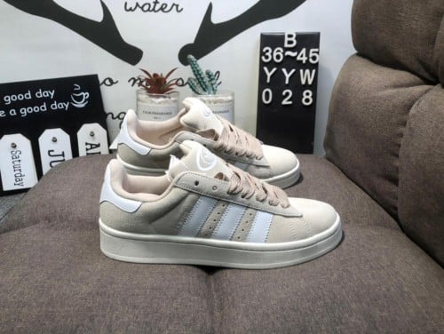 حذاء اديداس