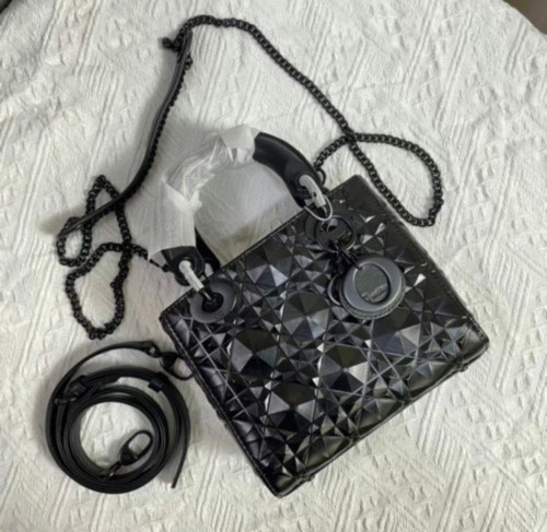 شنطة كريستيان ديور