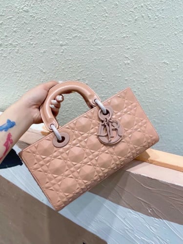 شنطة كريستيان ديور مستطيله