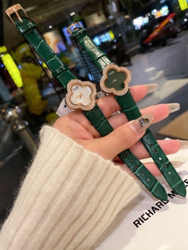 ساعة فان كليف جلد