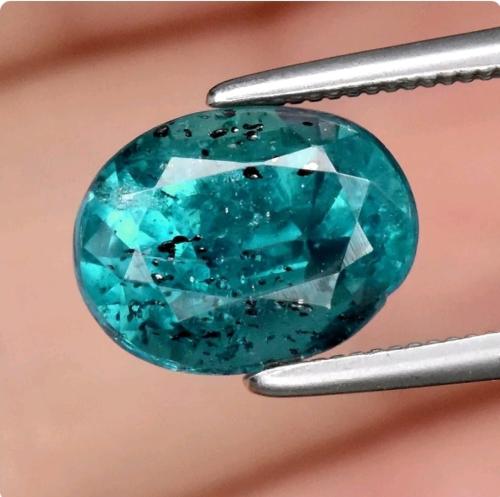 حجر كيانيت طبيعي (2.58) قيراط